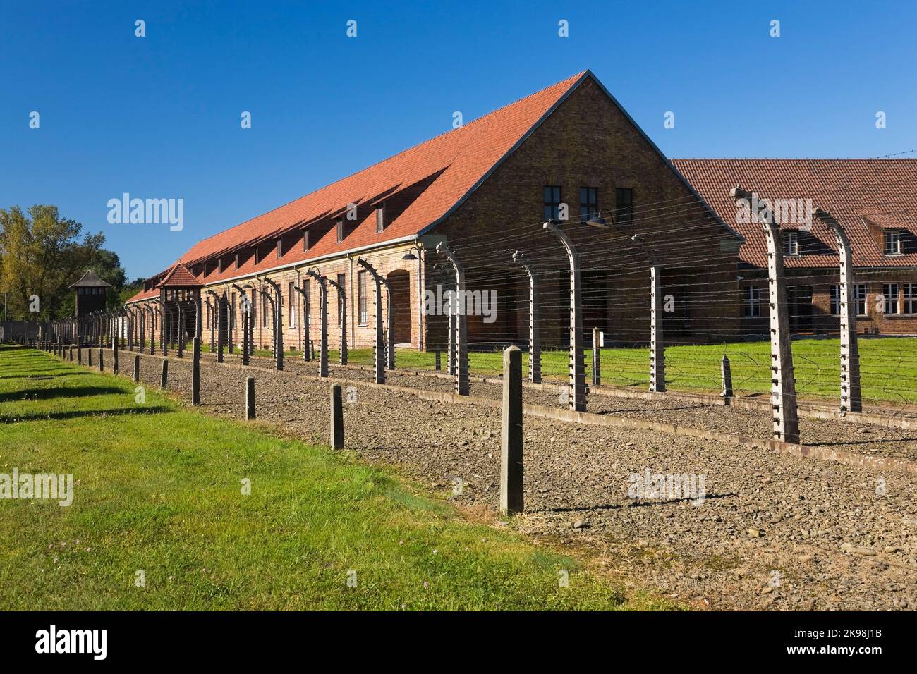 Elektrische Stacheldrahtzäune und Gebäude im ehemaligen Konzentrationslager Auschwitz I, Auschwitz, Polen. Stockfoto