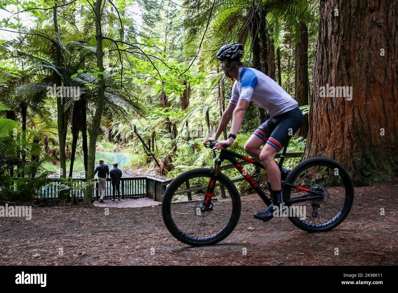 Der Herzog und die Herzogin von Sussex im Redwood Memorial Grove, wo sie von der Bedeutung des Mountainbiking für Rotorua und die National Econ erfahren Stockfoto