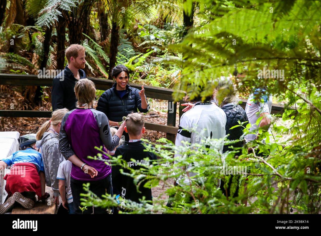 Der Herzog und die Herzogin von Sussex im Redwood Memorial Grove, wo sie von der Bedeutung des Mountainbiking für Rotorua und die National Econ erfahren Stockfoto