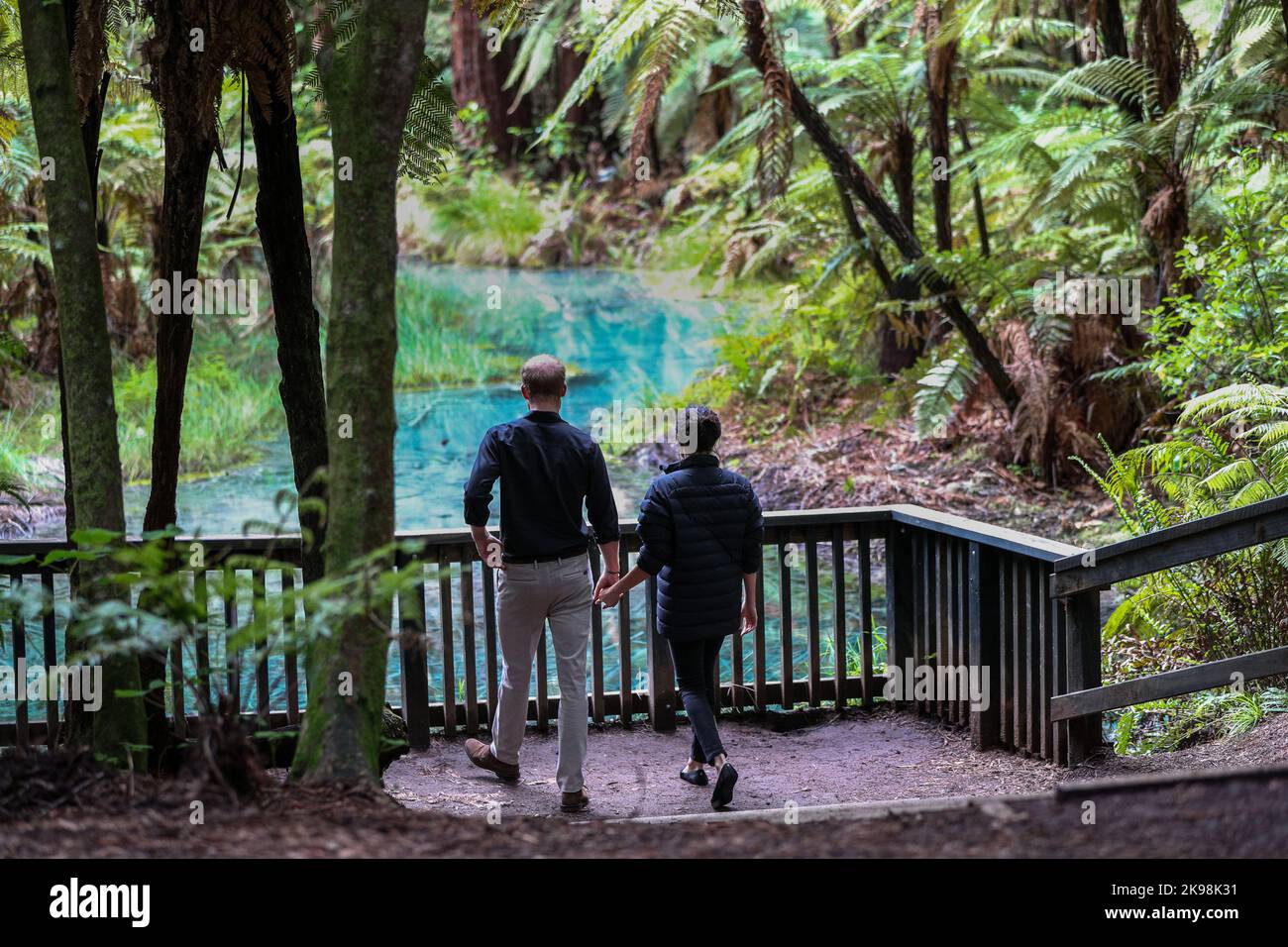Der Herzog und die Herzogin von Sussex machen einen Spaziergang unter den Bäumen im Redwood Memorial Grove, Rotorua, Neuseeland, während einer dreiwöchigen Tour durch Australien, Stockfoto