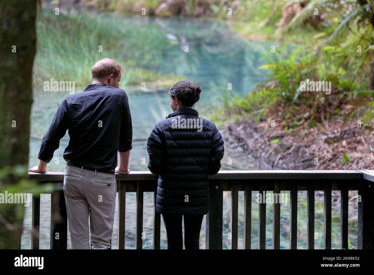 Der Herzog und die Herzogin von Sussex machen einen Spaziergang unter den Bäumen im Redwood Memorial Grove, Rotorua, Neuseeland, während einer dreiwöchigen Tour durch Australien, Stockfoto