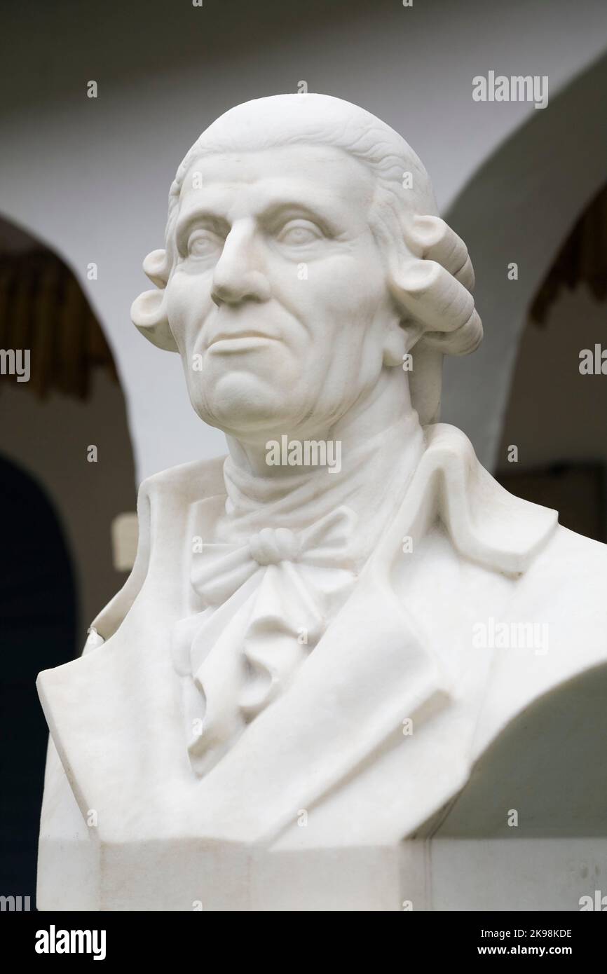 Marmorbüste von Joseph Haydn im Innenhof seines Geburtshauses, Rohrau, Österreich. Stockfoto