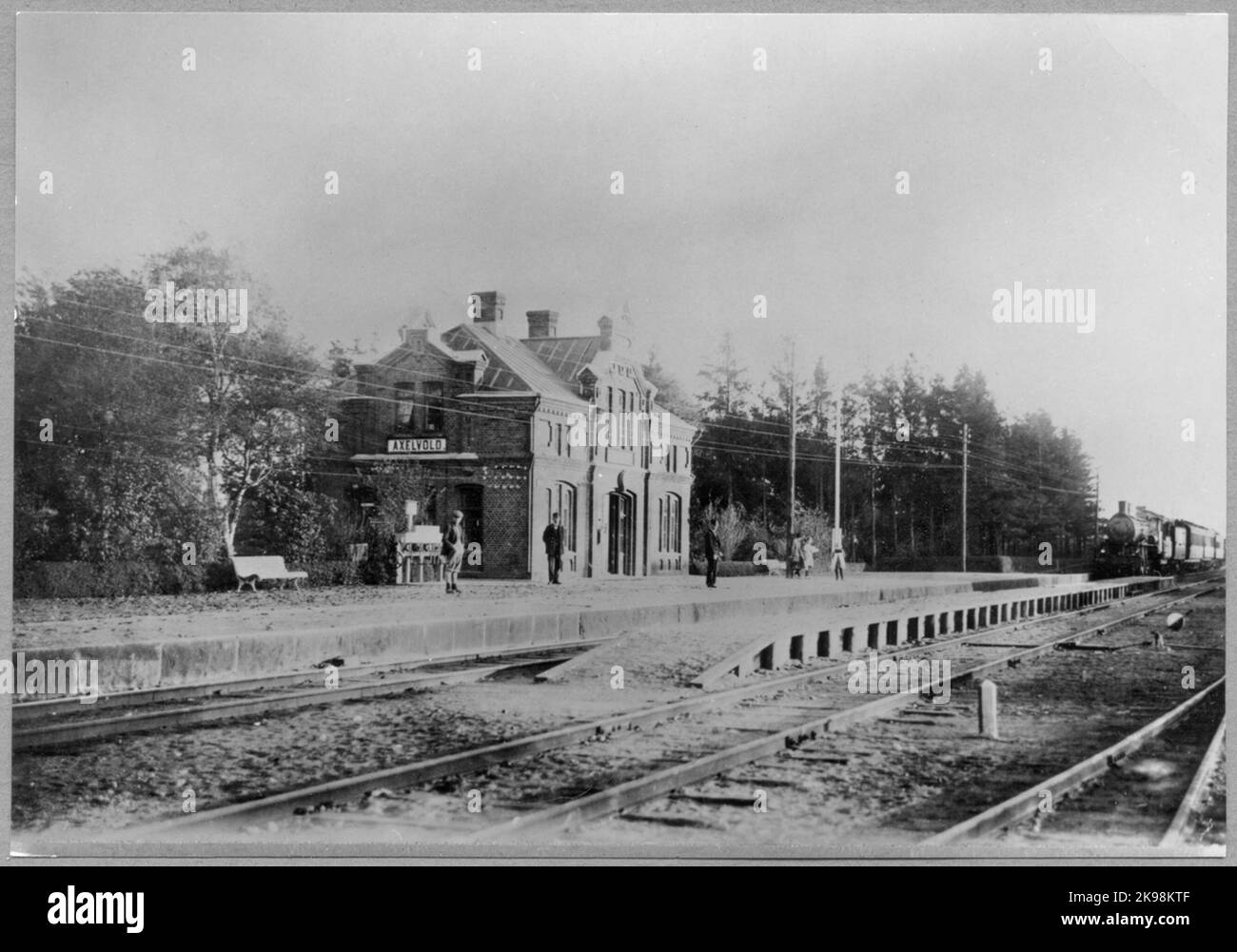 Der Bahnhof wurde 1886 von der Malmö - Billesholms Railway, MBJ, eröffnet. Dann wurde das zweistöckige Bahnhofshaus aus Backstein gebaut. Die Eisenbahn wurde 1934 elektrifiziert. Der Bahnhof wurde 1976 eingestellt. Stockfoto