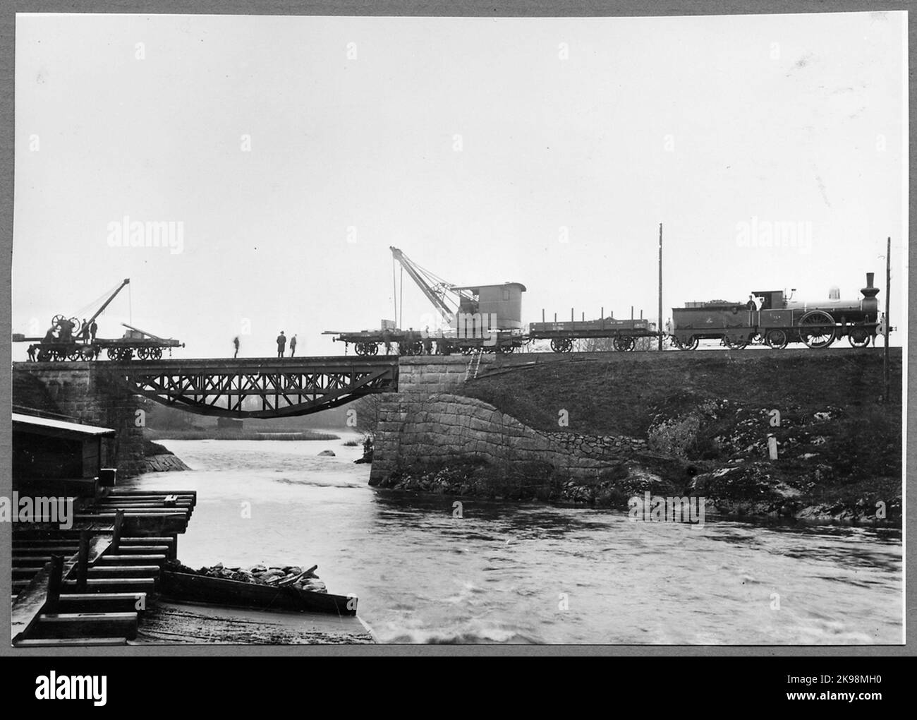 Brückenwechsel um die Jahrhundertwende. Staatsbahnen, SJ A 75 'Göta'. Stockfoto