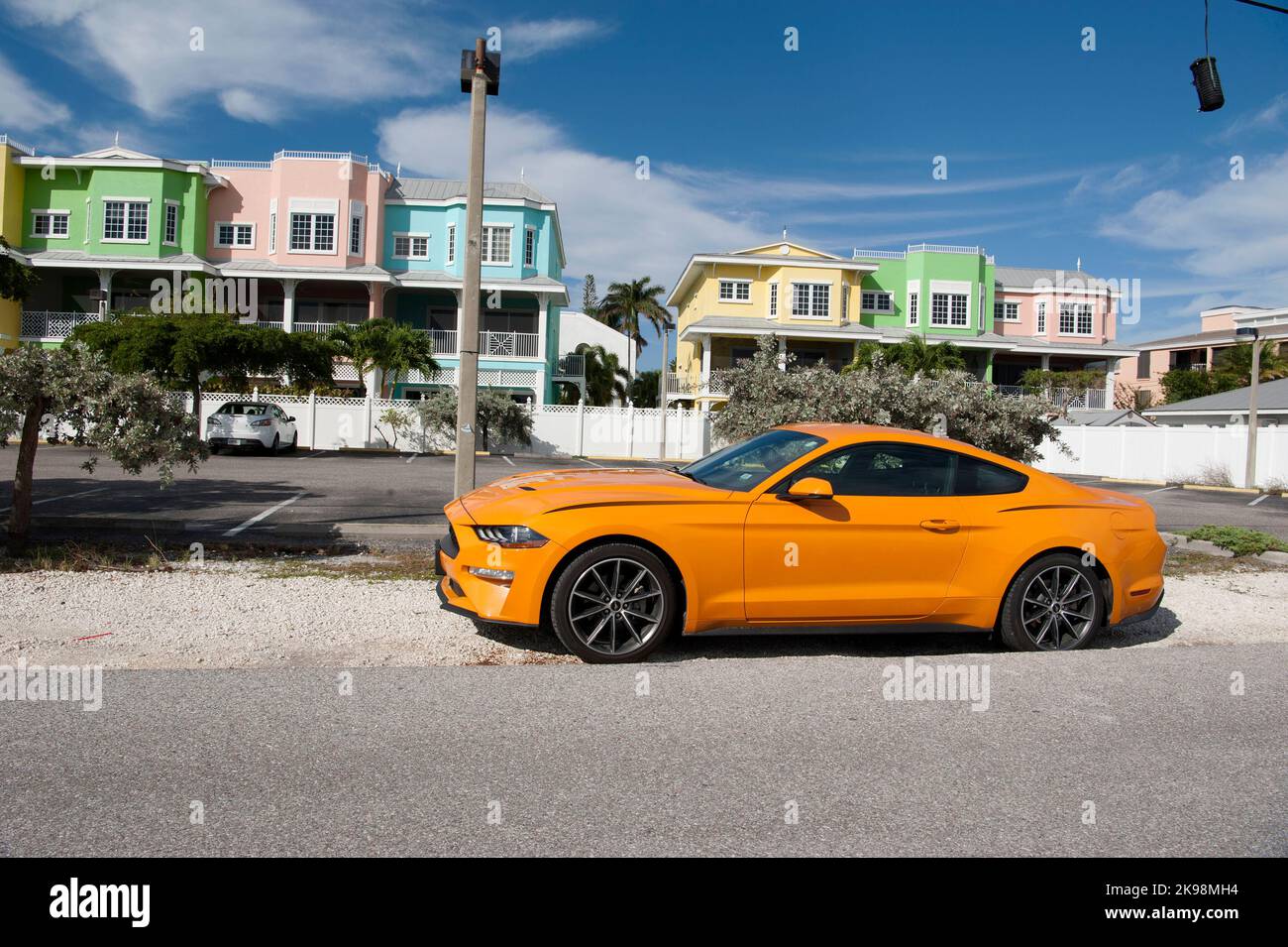 Stadtlandschaft mit bunten Autos und Gebäuden in Bradenton Beach, Florida, USA Stockfoto