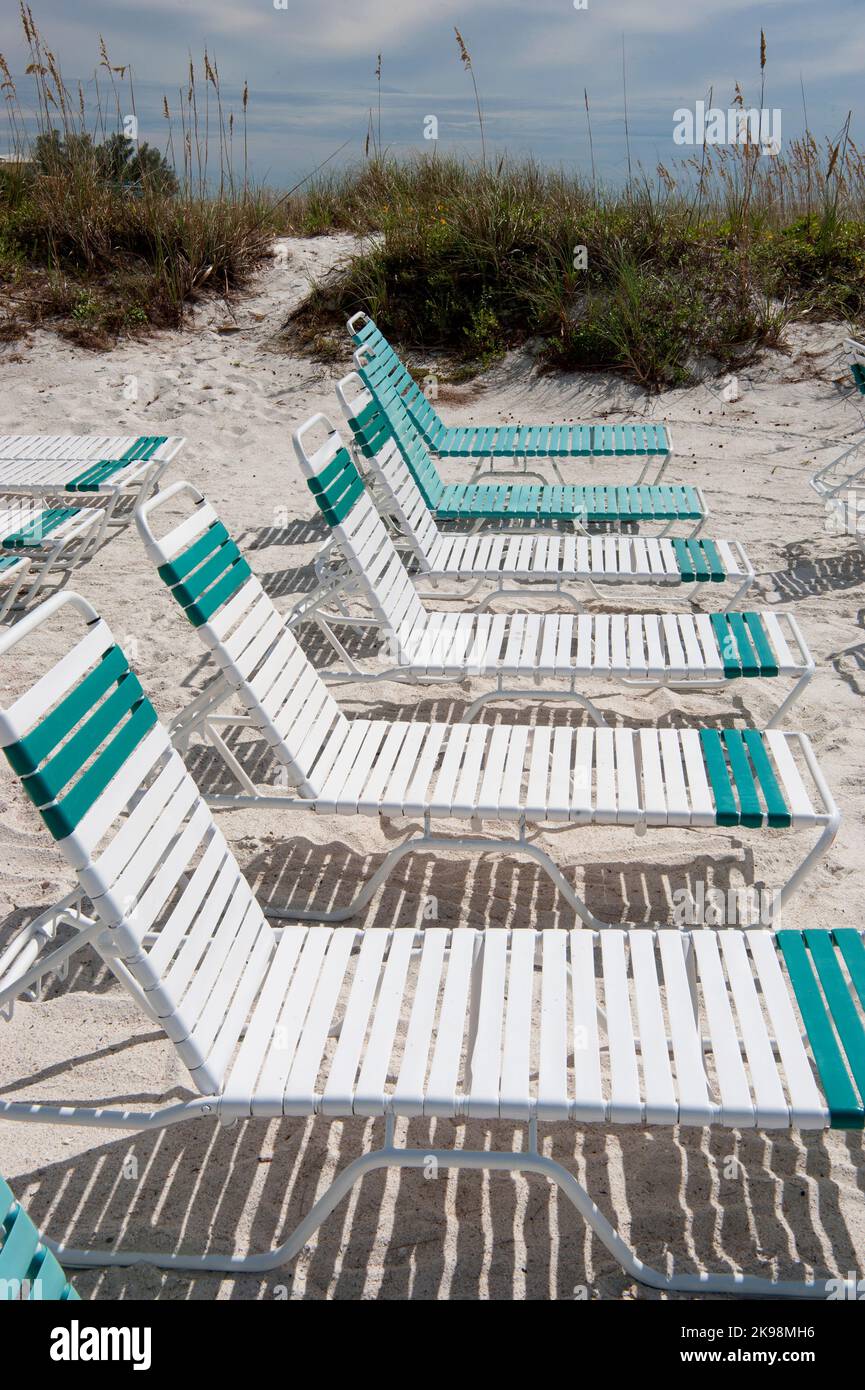 Strandliegen an einem weißen Sandstrand in Bradenton Beach am Golf von Mexiko in Florida, USA Stockfoto