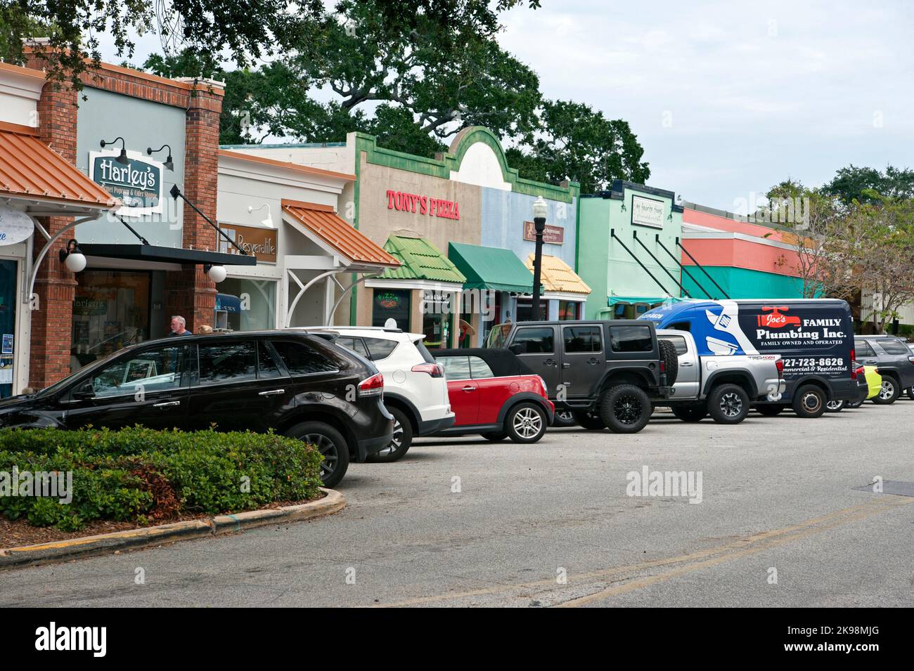 Haupteinkaufsstraße in Dunedin, Florida, USA. Stockfoto