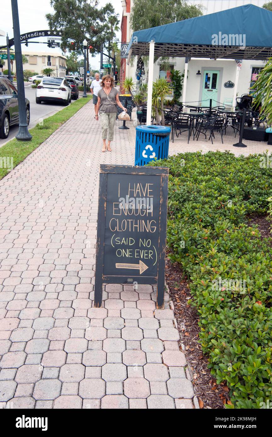 Cleveres Schild vor dem Geschäft im Haupteinkaufsviertel von Dunedin, Florida, USA. Stockfoto