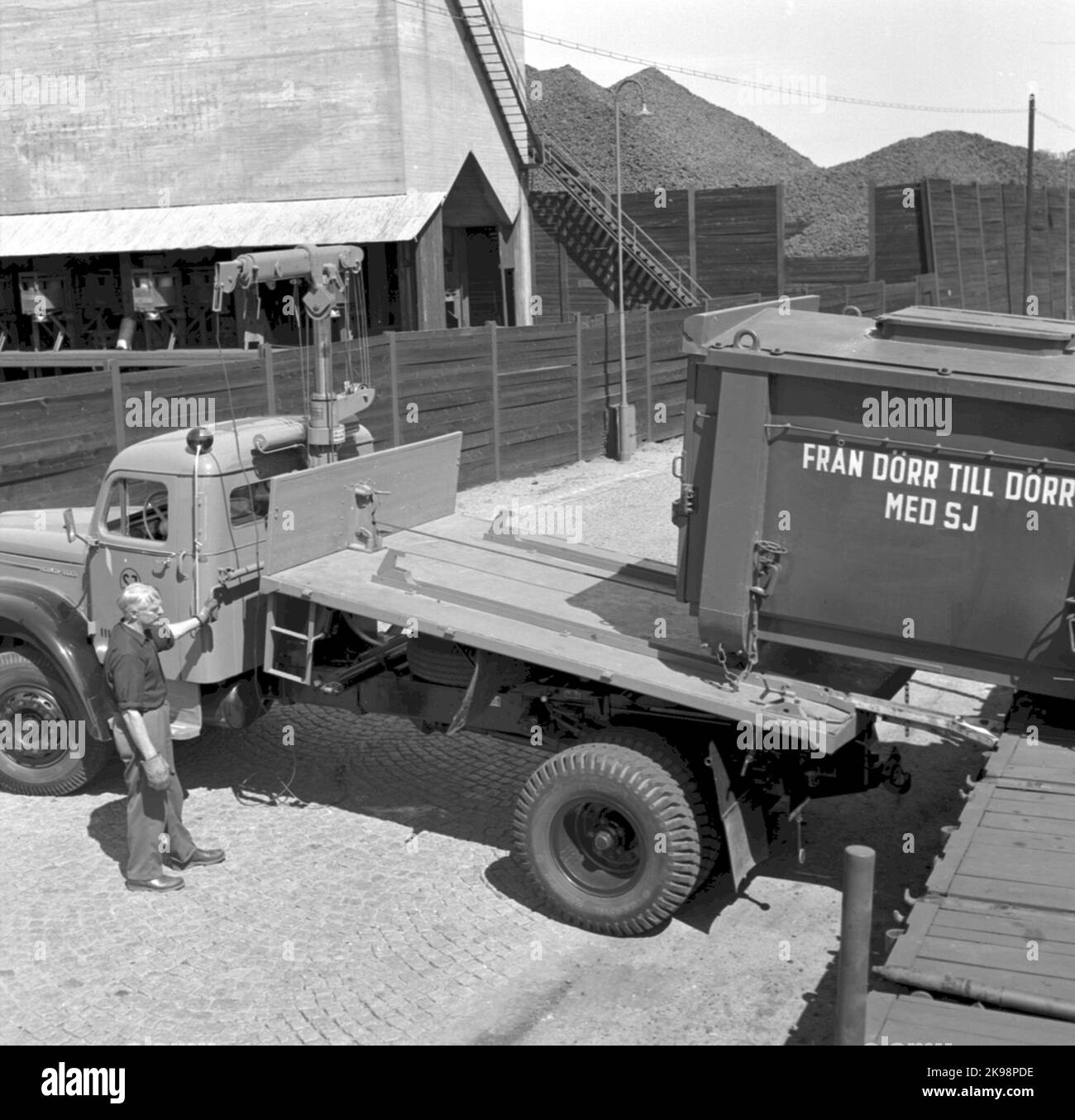 State Railways, SJ. Wiederherstellung von großen Tanks auf dem LKW Stockfoto