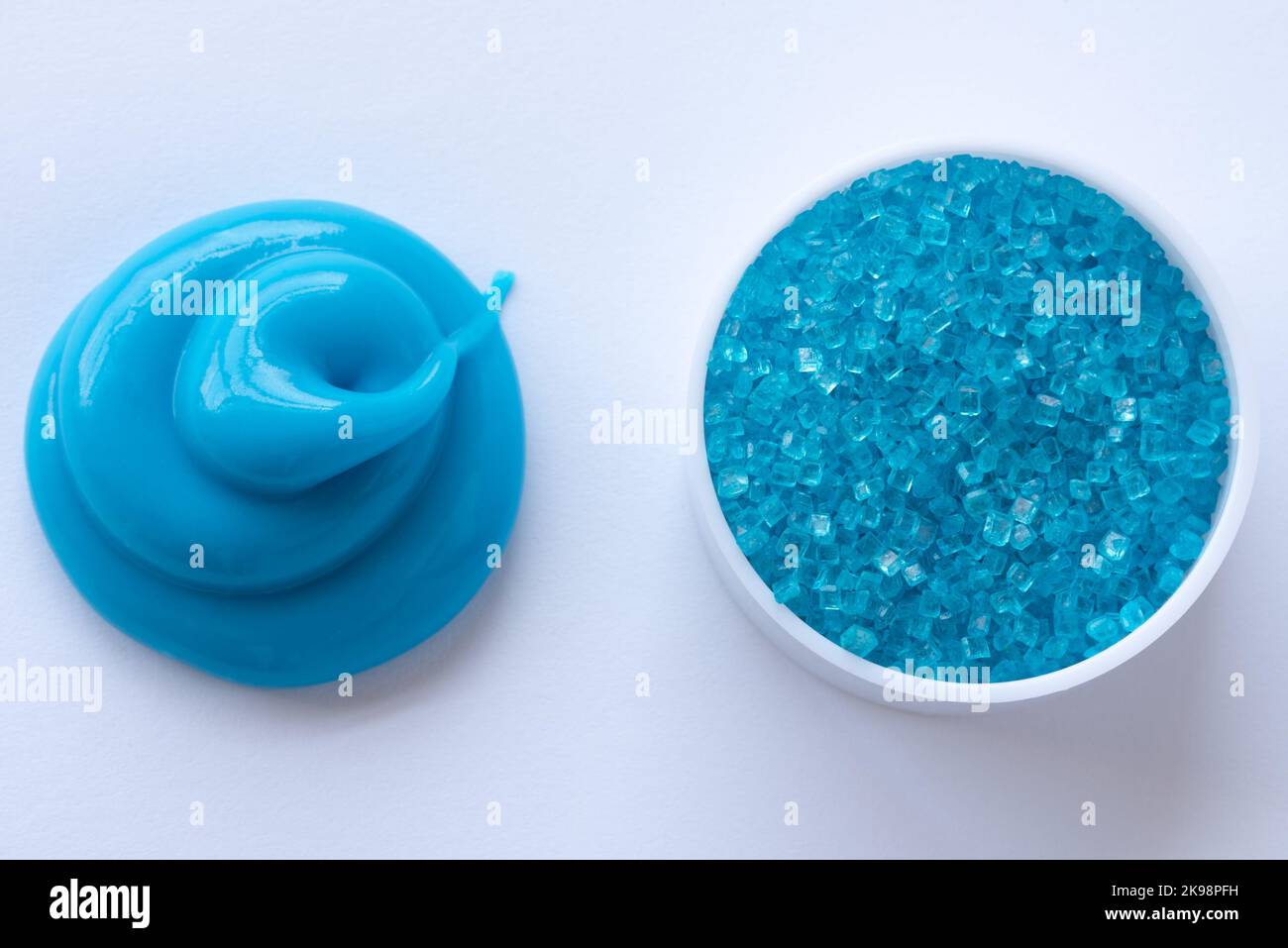 Blaue Zuckerkristalle und Glasur Stockfoto