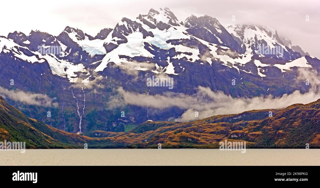 Nebliger Morgen im Beagle-Kanal in Tierra Del Fuego, Chile Stockfoto