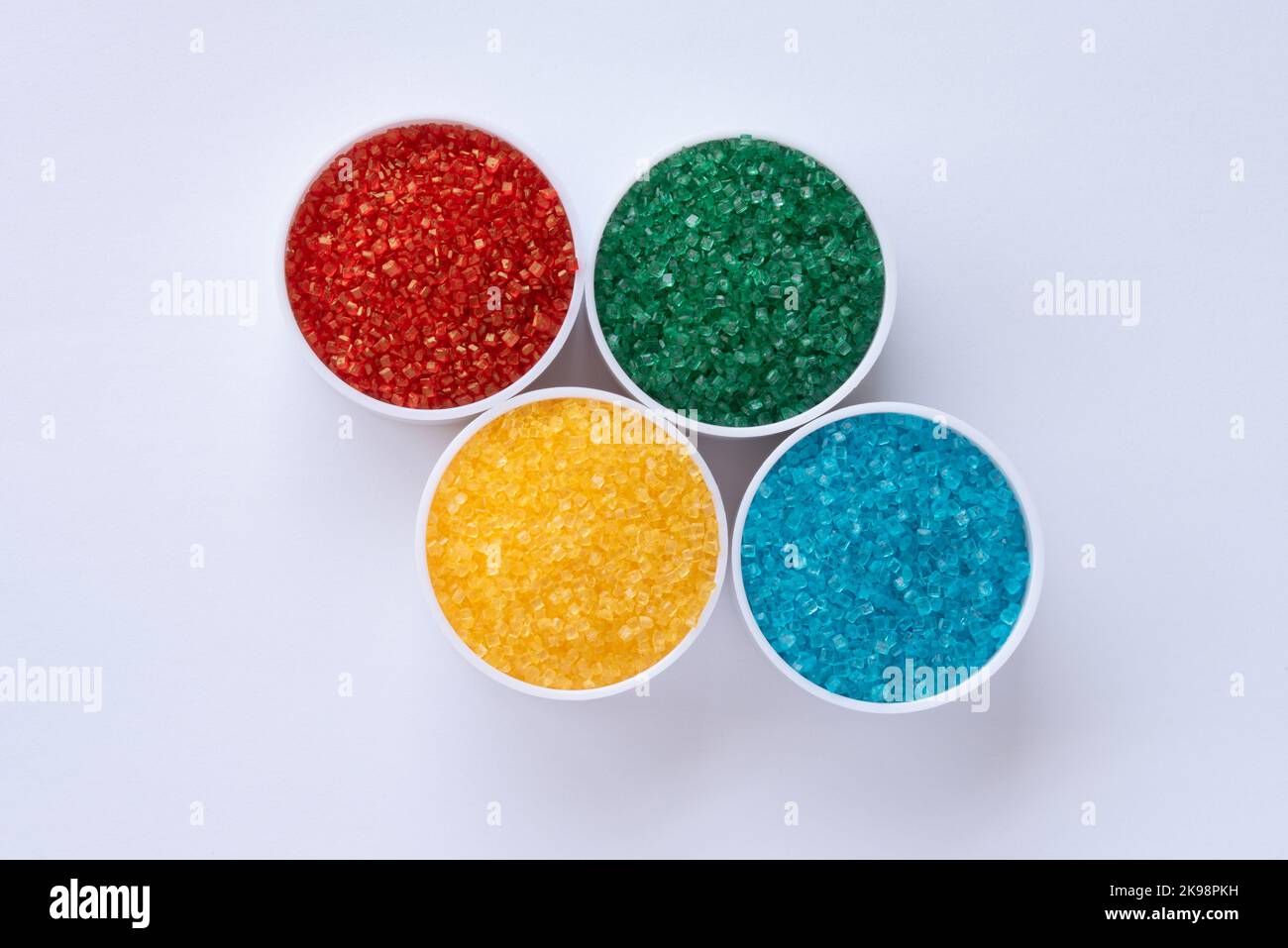 Rote, gelbe, grüne und blaue Zuckerkristalle Stockfoto