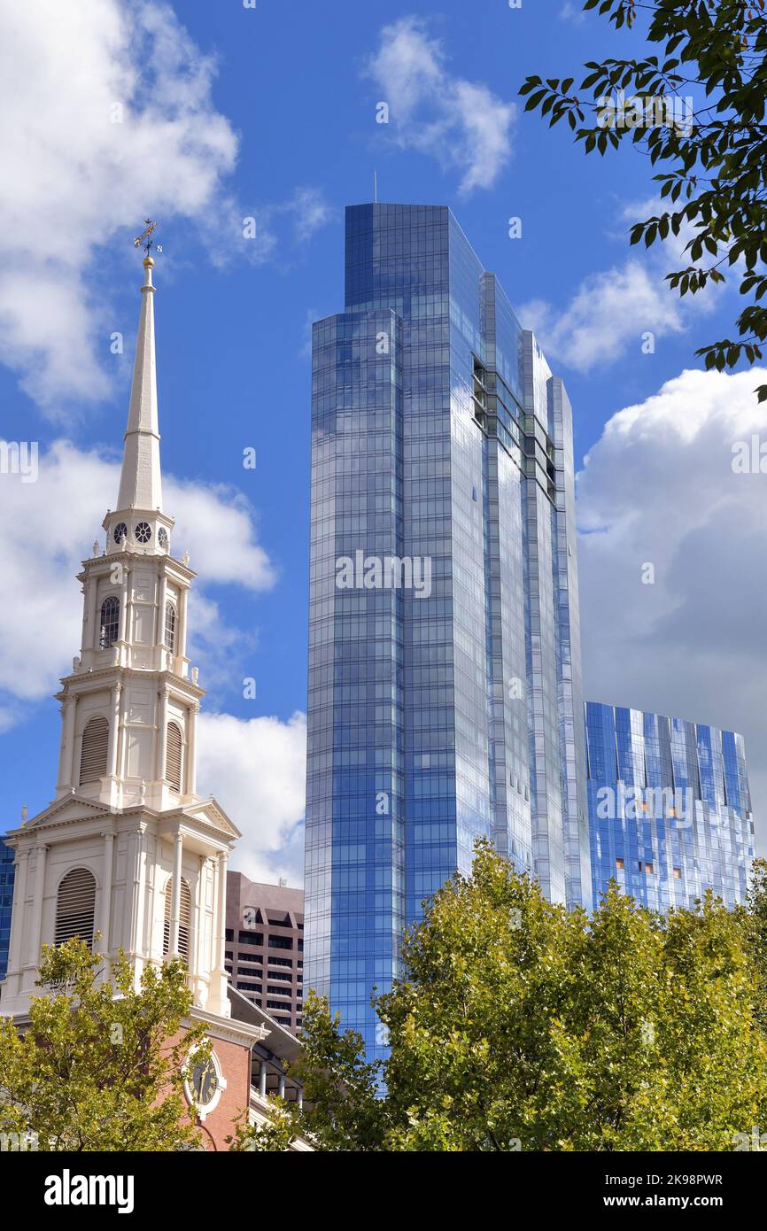 Boston, Massachusetts, USA. Der neue Millennium Tower und die Park Street Church in Boston bilden einen starken architektonischen Kontrast. Stockfoto