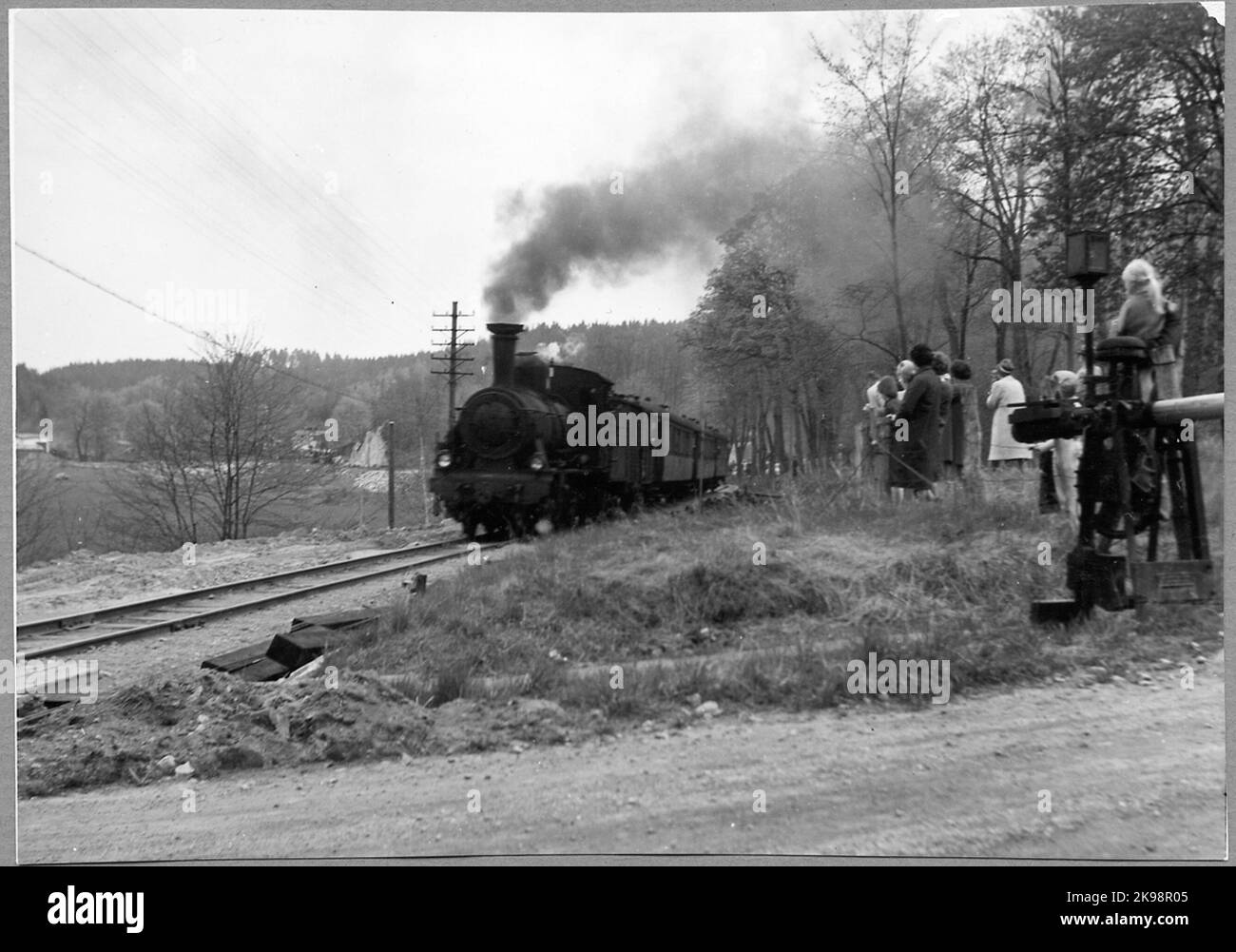 Der letzte Schmalspurzug mit Dampfzug fährt auf der Linie Åtvidaberg - Västervik am 10/5 1964 an den Booms in Överum's Herrenhaus vorbei. Stockfoto