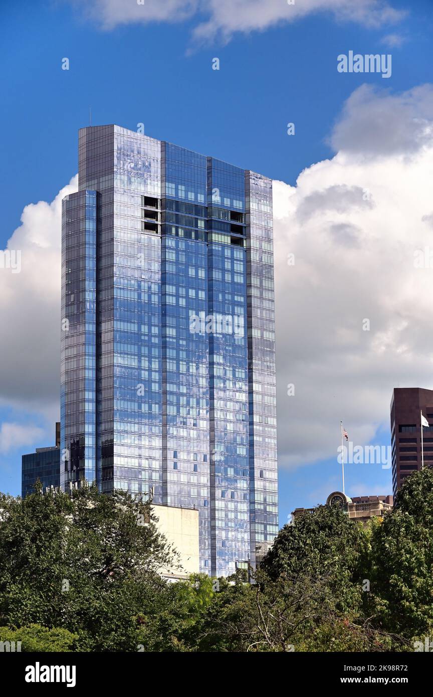 Boston, Massachusetts, USA. Das Wohngebäude Millennium Tower in der Innenstadt von Boston. Stockfoto