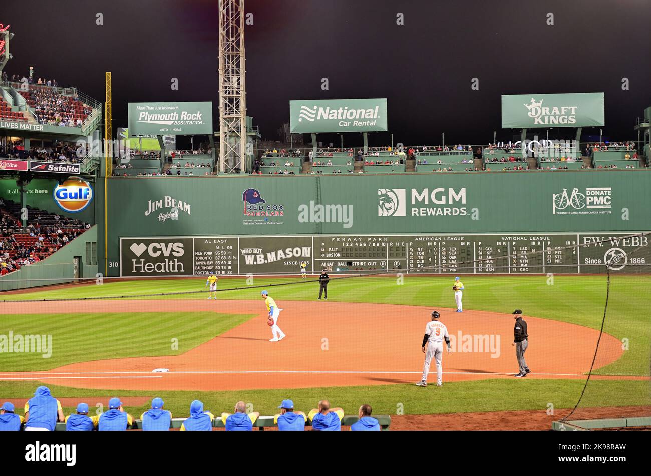 Boston, Massachusetts, USA. Spieleabend im Fenway Park in Boston. In der Ferne befindet sich die berühmte linke Feldmauer des Ballparks, die als „grünes Monster“ bekannt ist. Stockfoto