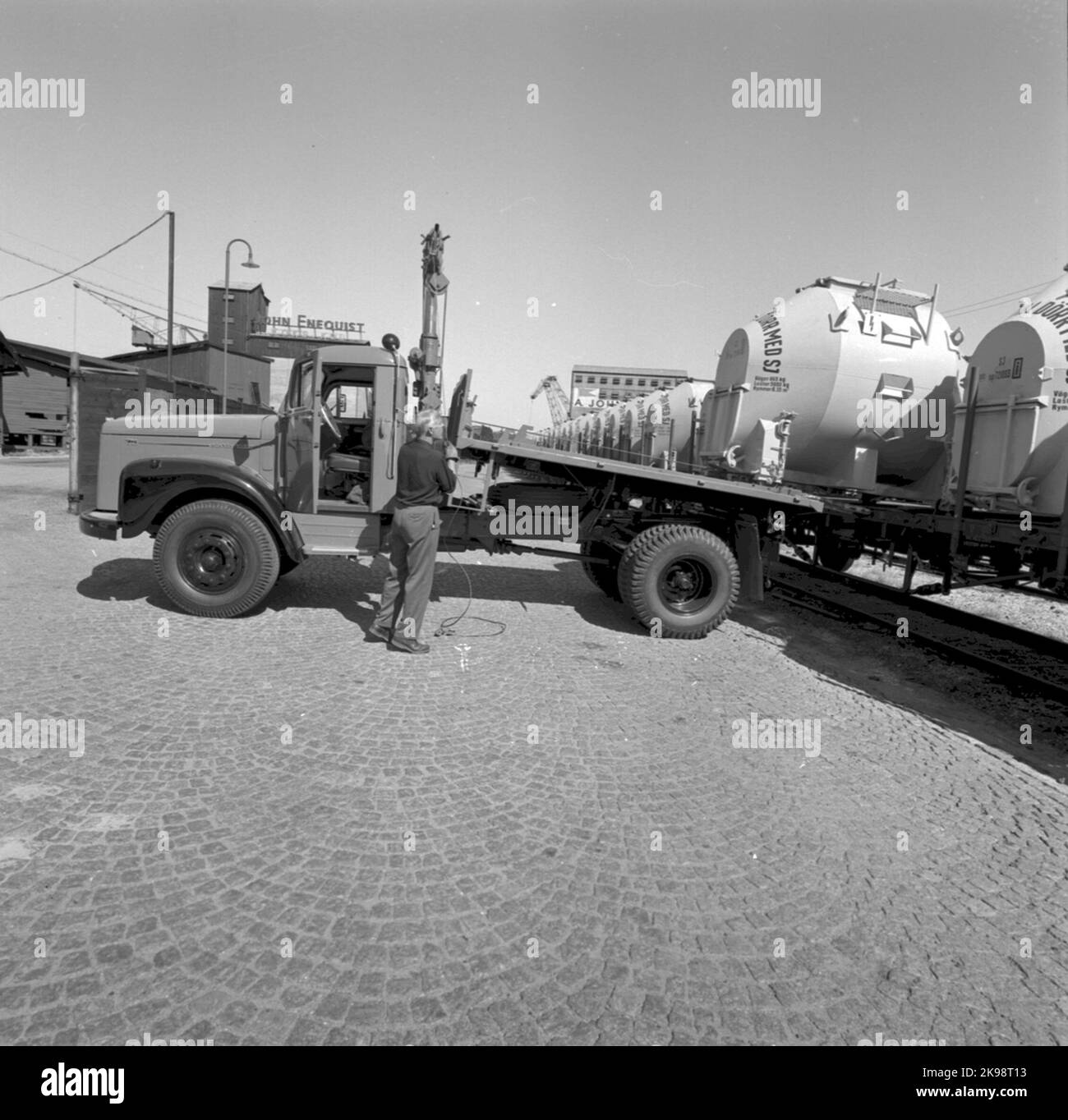 State Railways, SJ. Wiederherstellung von großen Tanks auf dem LKW Stockfoto