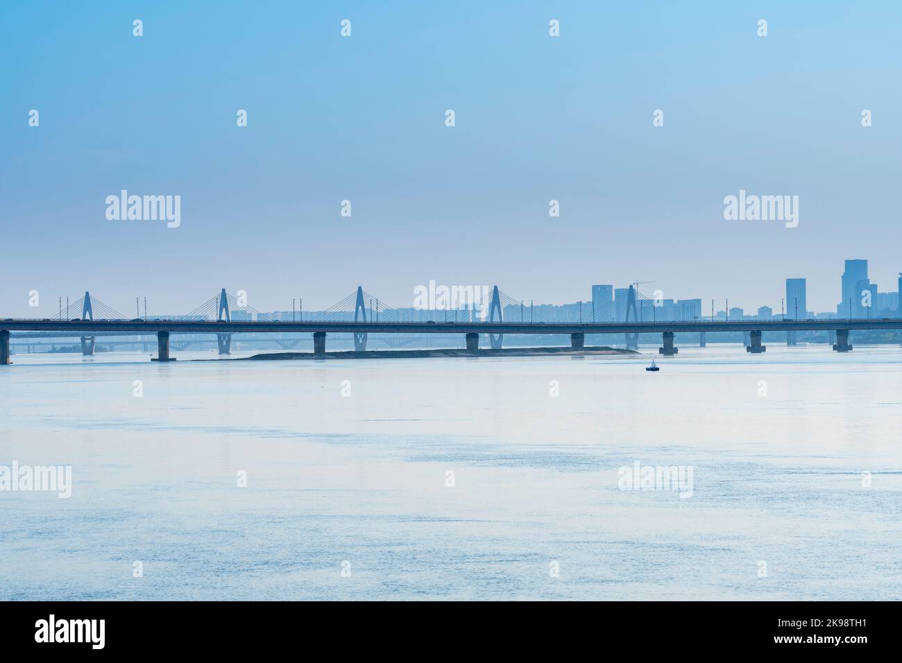 Die Yangtse-Flussbrücke und ihre wunderschöne Landschaft in China Stockfoto