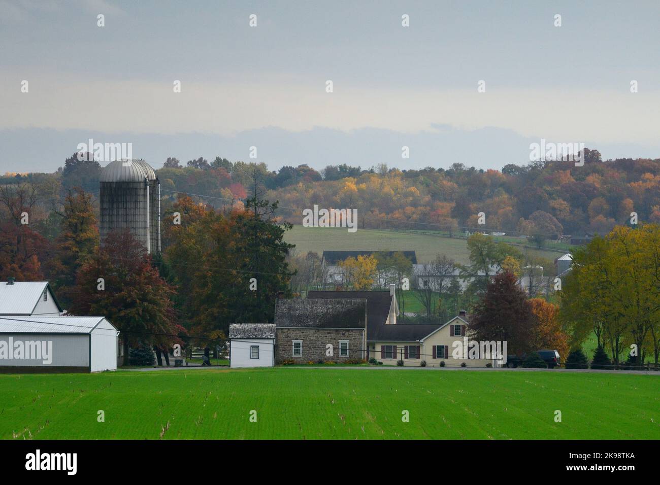 Bauernhöfe in der ländlichen Umgebung von Pennsylvania in Lancaster County, östlich von Harrisburg, an der I-76 Interstate PA Turnpike, Pennsylvania, USA, am 26. Oktober 2022. In zwei Wochen gehen die Amerikaner zu den Wahllokalen für die Halbzeitwahlen, deren Ergebnisse massive Auswirkungen auf die Gestalt der Nation haben könnten. Kredit: OOgImages/Alamy Live Nachrichten Stockfoto