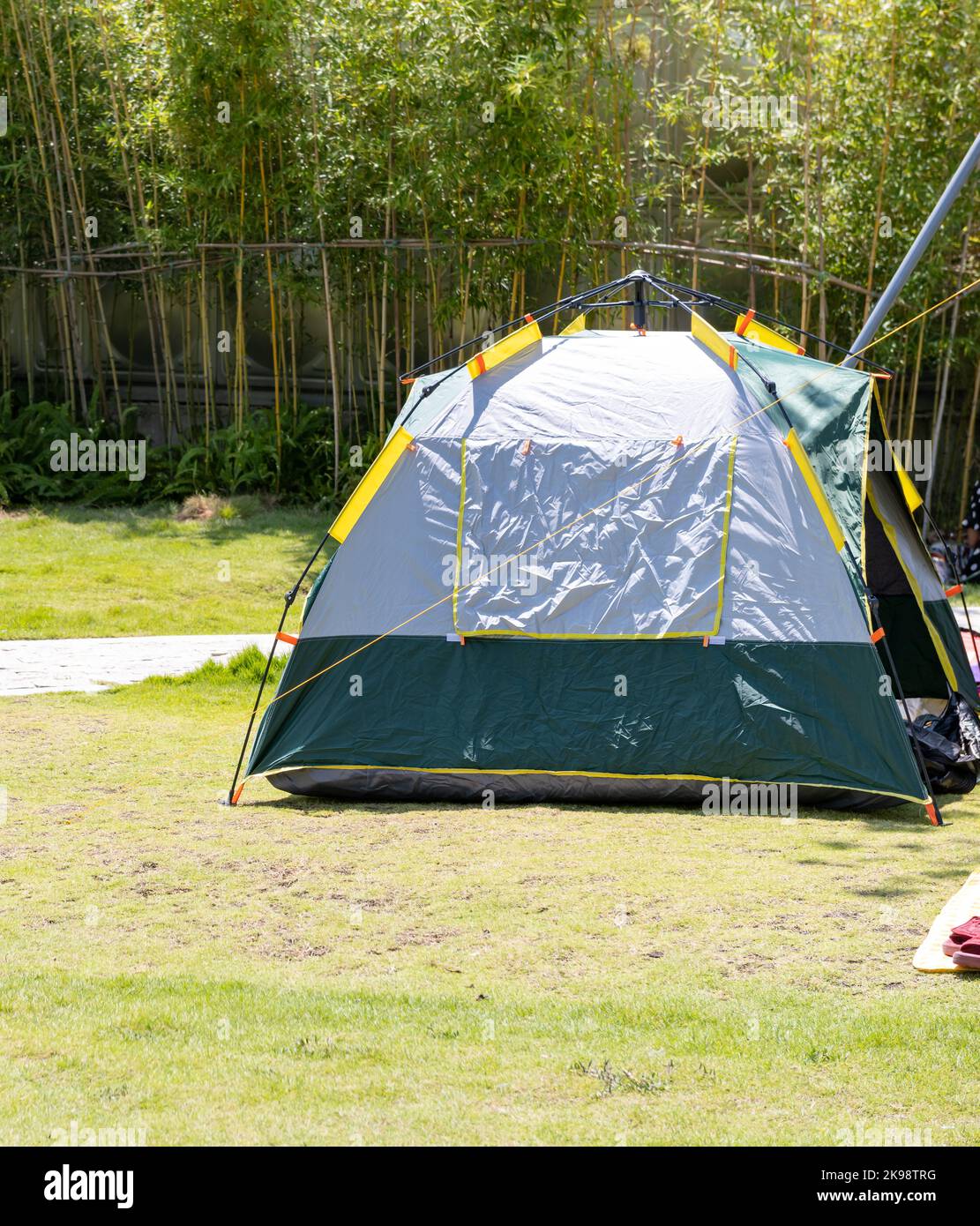 Camping-Zelt in der Outdoor-vertikalen Zusammensetzung Stockfoto