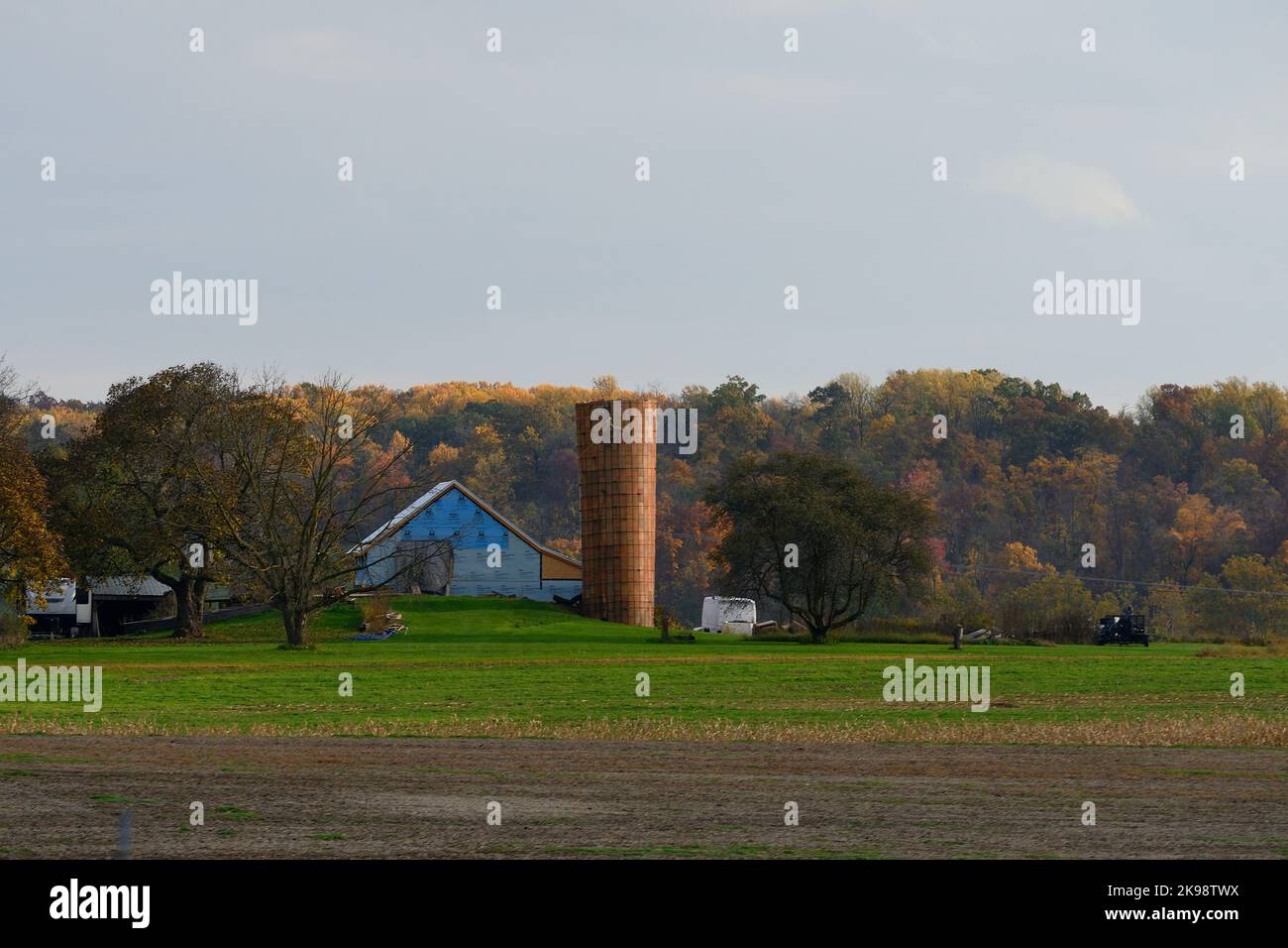 Bauernhöfe in der ländlichen Umgebung von Pennsylvania in Lancaster County, östlich von Harrisburg, an der I-76 Interstate PA Turnpike, Pennsylvania, USA, am 26. Oktober 2022. In zwei Wochen gehen die Amerikaner zu den Wahllokalen für die Halbzeitwahlen, deren Ergebnisse massive Auswirkungen auf die Gestalt der Nation haben könnten. Kredit: OOgImages/Alamy Live Nachrichten Stockfoto