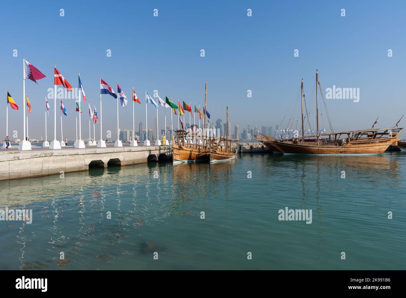 Flaggen von Nationen für die WM 2022 qualifiziert Katar gehisst in Doha Corniche, Katar, Naher Osten. Stockfoto