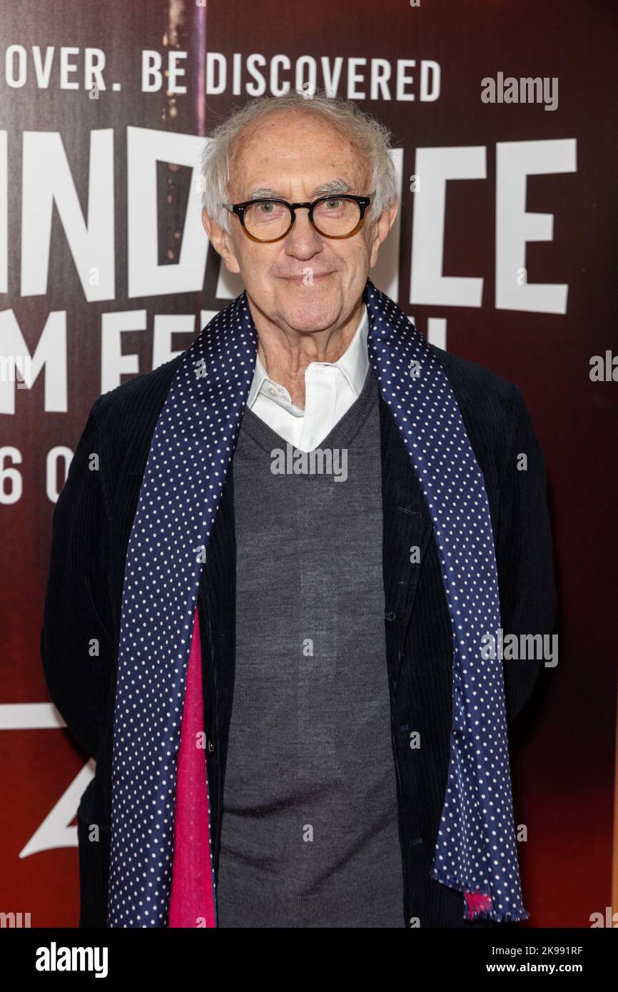 London, Großbritannien. 26. Oktober 2022. Sir Jonathan Pryce nimmt an der Eröffnungsgala des Raindance Film Festival 30. im Waldorf Hilton Hotel in London Teil. Kredit: SOPA Images Limited/Alamy Live Nachrichten Stockfoto