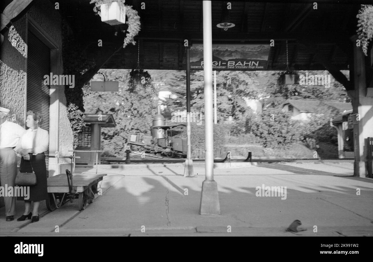 VRB, Vitznaus - Rigi Bahnhof in Vitznaus am Vierwaldstättersee. Die Strecke ist normal -Track mit Zahnstangensystem Riggenbach, dessen erste Etappe im Jahr 1871 eröffnet wurde. Elektrifiziert 1937. An der Station ist im Hintergrund der Streckendampf H 2/2 No 7 aufgebaut. Stockfoto