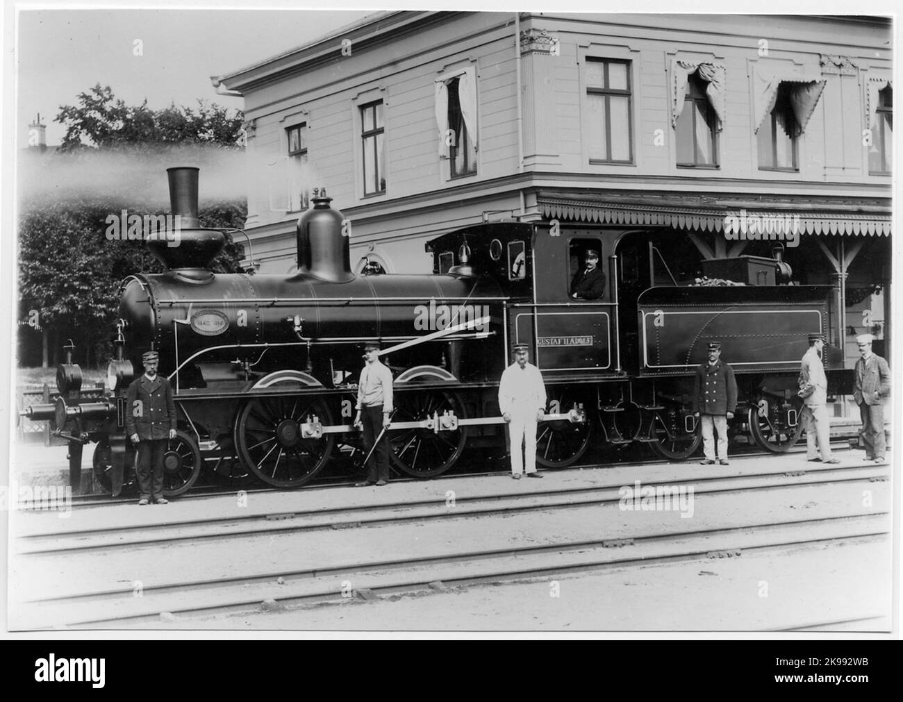 Personal vor der Dampflokomotive Kalmarbahn, KJ Lok 5 'Gustaf II Adolf' am Bahnhof Kalmar. Stockfoto