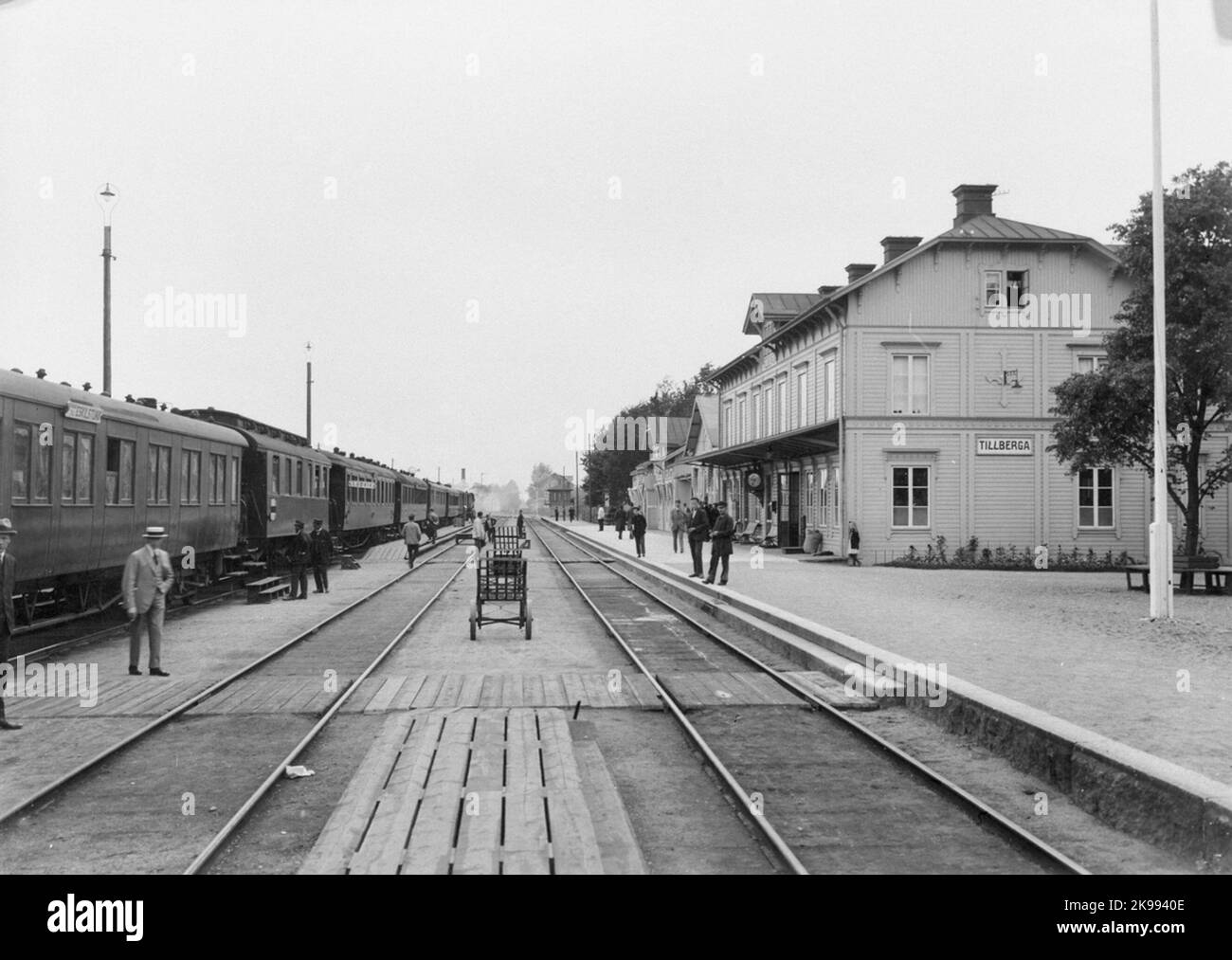 Das Bahnhofshaus wurde 1944-45 umgebaut. Der Hof wurde auch mit erweiterten Plattformen umgebaut und einige Gleise wurden erweitert. Im Bahnhofshaus befindet sich ein Bahnrestaurant, Klasse I und II. Der Bahnhof im Jahr 1875 gebaut, im Jahr 1890 mit einer Etage gebaut, Residenz für den Bahnhofsleiter, Lastkaj in Sten im Jahr 1881. 1900 wurde das Warenmagazin von Södra an die Nordseite von Bangården verlegt. Neues Frachtmagazin 1944. 5-Tonnen-Bockkran 1931. 1942 drei eigenständige Plattformdächer. Eine Brücke über die Bangården 1922. Zwei Schaltanlagenhäuser aus dem Jahr 1906. Wasserstation und Drehscheibe 1892. Neue Kolbox und el Stockfoto