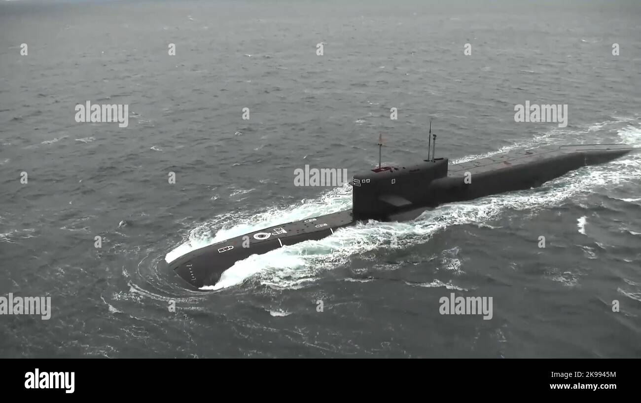 Das russische Atom-U-Boot Tula wird in der Barentssee im Arktischen Ozean vor dem Start einer ballistischen Sineva-Rakete auf dem Kura-Testgebiet während einer Übung der russischen strategischen Abschreckungskräfte am 26. Oktober 2022 abgebildet. Der Kreml sagte in einer Erklärung, dass der russische Präsident, Oberbefehlshaber der Streitkräfte, Wladimir Putin eine militärische Übung der Boden-, Marine- und Luftkomponenten der Strategischen Abschreckungskräfte überwachte, die auch den praktischen Start von ballistischen und Marschflugkörpern beinhaltete, die alle ihre festgelegten Ziele erreichten. Ein Standbild Stockfoto