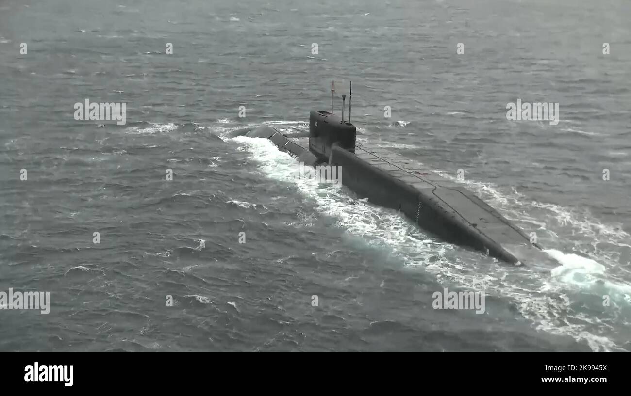 Das russische Atom-U-Boot Tula wird in der Barentssee im Arktischen Ozean vor dem Start einer ballistischen Sineva-Rakete auf dem Kura-Testgebiet während einer Übung der russischen strategischen Abschreckungskräfte am 26. Oktober 2022 abgebildet. Der Kreml sagte in einer Erklärung, dass der russische Präsident, Oberbefehlshaber der Streitkräfte, Wladimir Putin eine militärische Übung der Boden-, Marine- und Luftkomponenten der Strategischen Abschreckungskräfte überwachte, die auch den praktischen Start von ballistischen und Marschflugkörpern beinhaltete, die alle ihre festgelegten Ziele erreichten. Ein Standbild Stockfoto