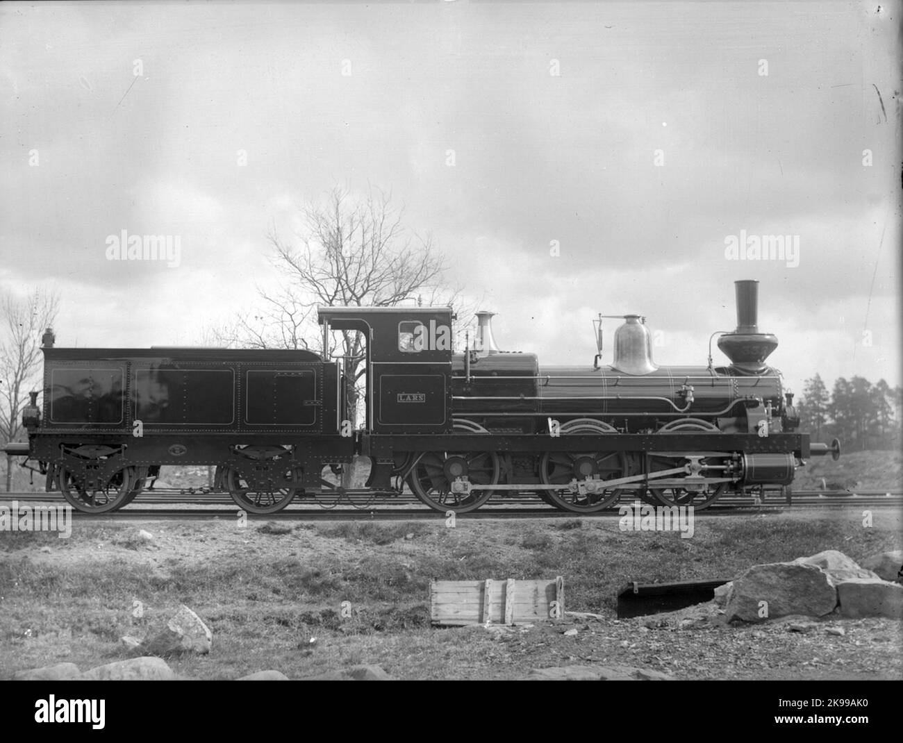 State Railways, SJ KC2 332. Lieferfoto. Wurde Lars genannt. Die Lok wurde von Nohab hergestellt und hatte die höchste Geschwindigkeit von 60 km/h. Es wurde 1901 auf SJ KC5 332 renoviert. Die Lokomotive wurde Anfang 1920s abgeschaffen und verschrottet. Stockfoto