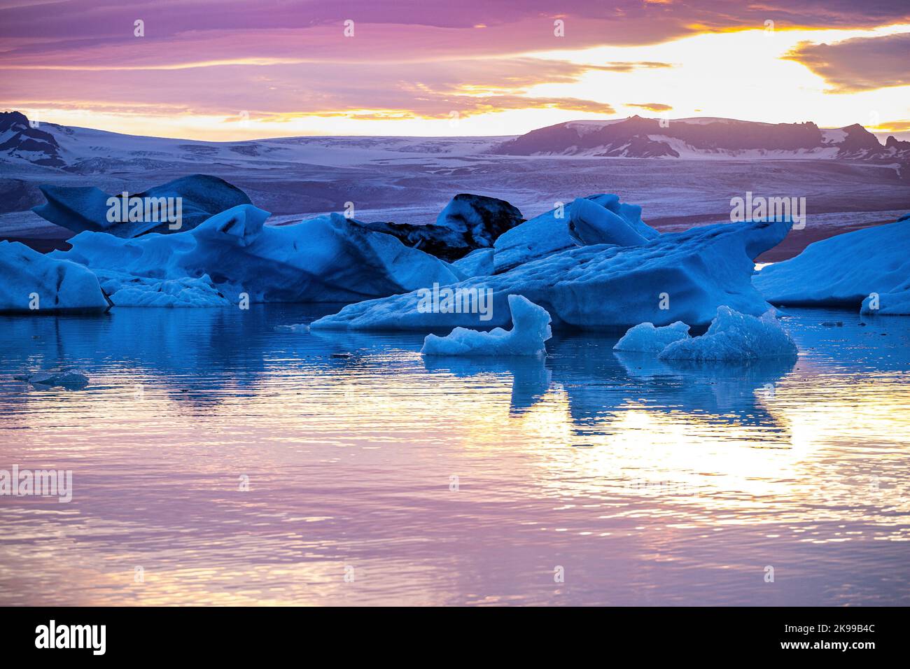 Jokulsarlon Lagoon Eisberge bei Sonnenuntergang, Island Stockfoto