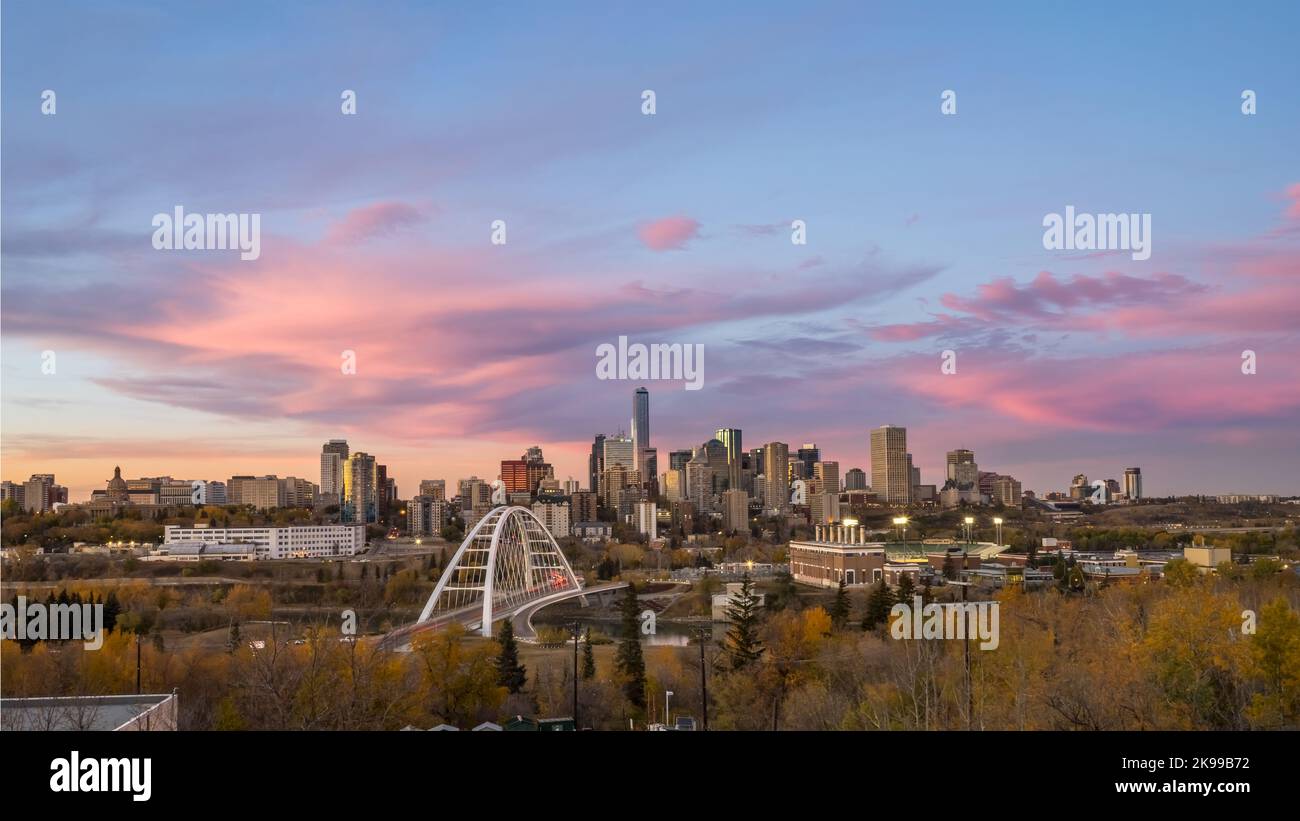 Edmonton, Kanada, 13. Oktober 2022: Blick in die Innenstadt bei Sonnenuntergang mit aufgehängten dramatischen roten Wolken Stockfoto