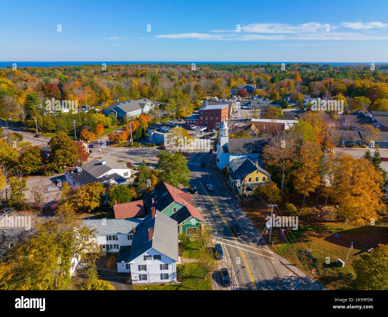 York Village Historic Center Luftaufnahme im Herbst einschließlich Old Methodist Church in der Stadt York, Maine ME, USA. Stockfoto