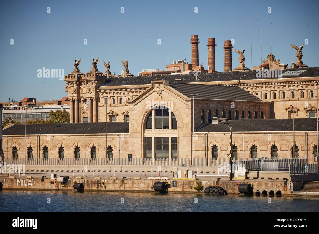 Katalonien Hauptstadt Barcelona in Spanien. Hafen am Wasser, Hafen Marina, Subdelegació del Govern Stockfoto