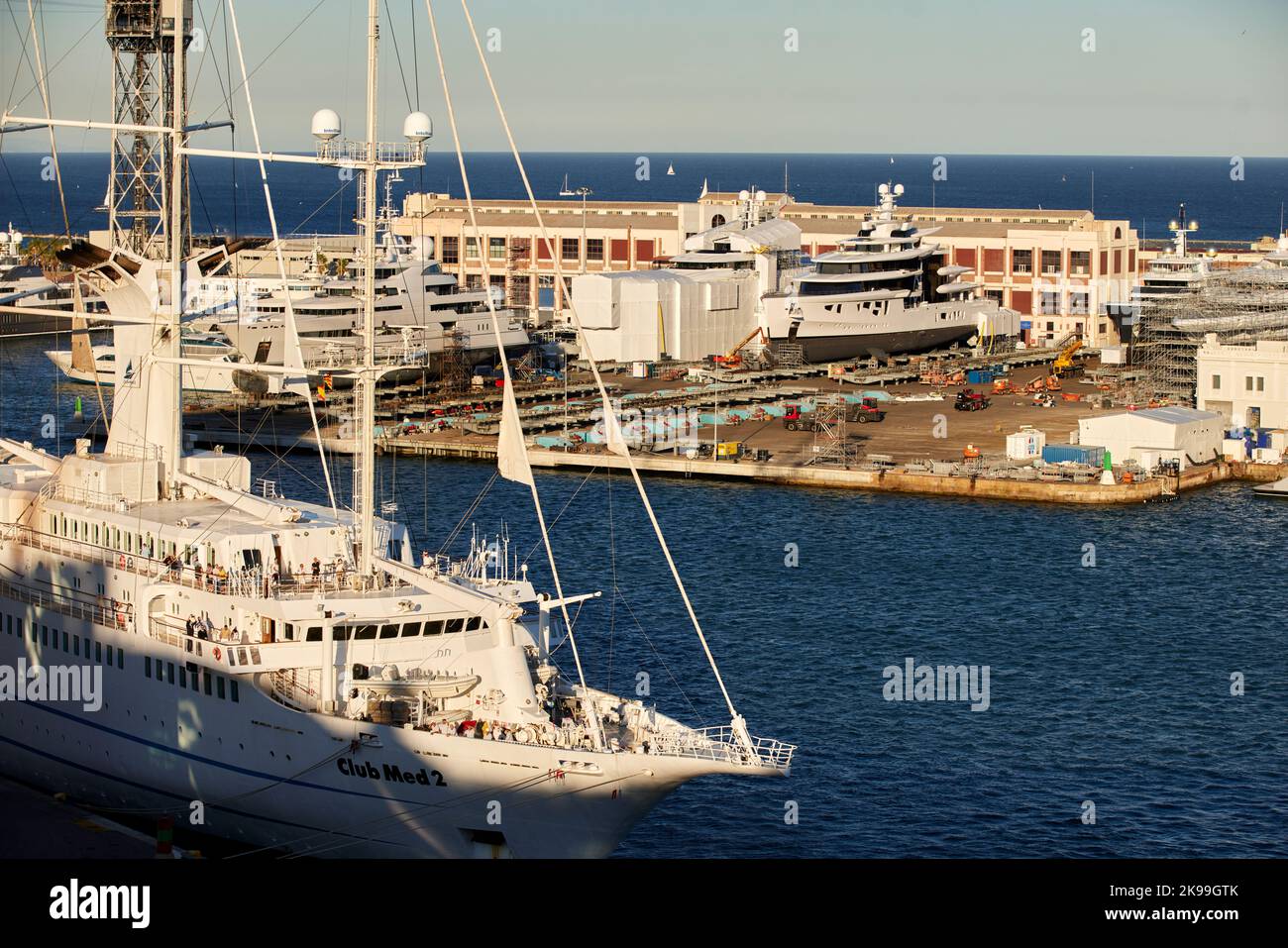 Katalonien Hauptstadt Barcelona in Spanien. Club Med 2 ein computergesteuerter 5-Mast-Staysail-Schoner im Hafen Stockfoto
