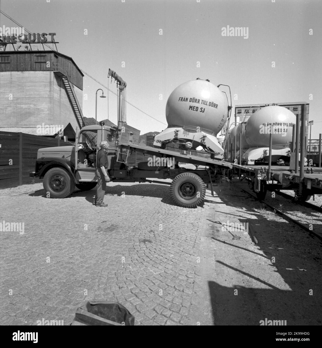 State Railways, SJ. Wiederherstellung von großen Tanks auf dem LKW Stockfoto