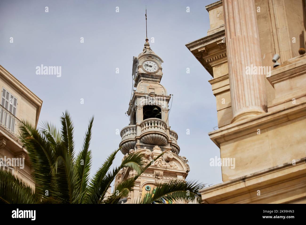 Hafenstadt Toulon an der südfranzösischen Mittelmeerküste, reich verzierter Uhrenturm Stockfoto