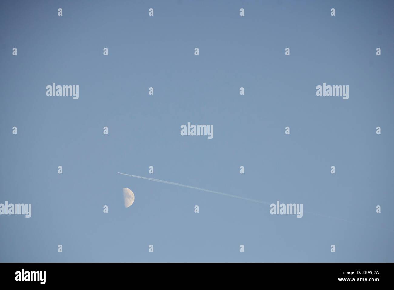 Hafenstadt Toulon an der südfranzösischen Mittelmeerküste, ein Flugzeug, das tagsüber den Mond passiert Stockfoto