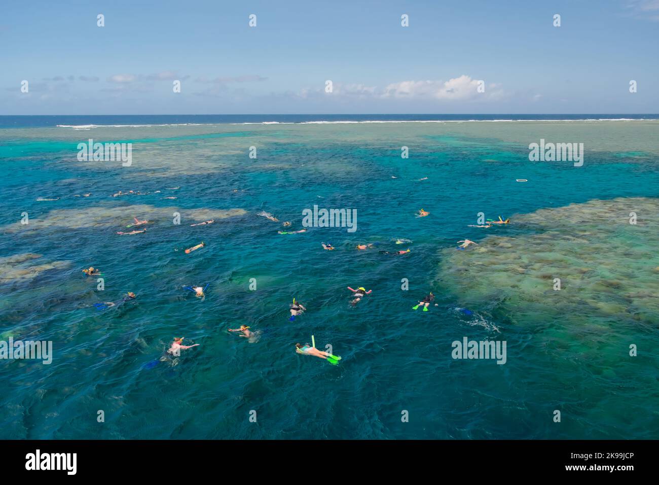 Die Menschen schwimmen und schnorcheln im wunderschönen türkisfarbenen Wasser des Great Barrier Reef, Cairns, Qeensland, Australien Stockfoto