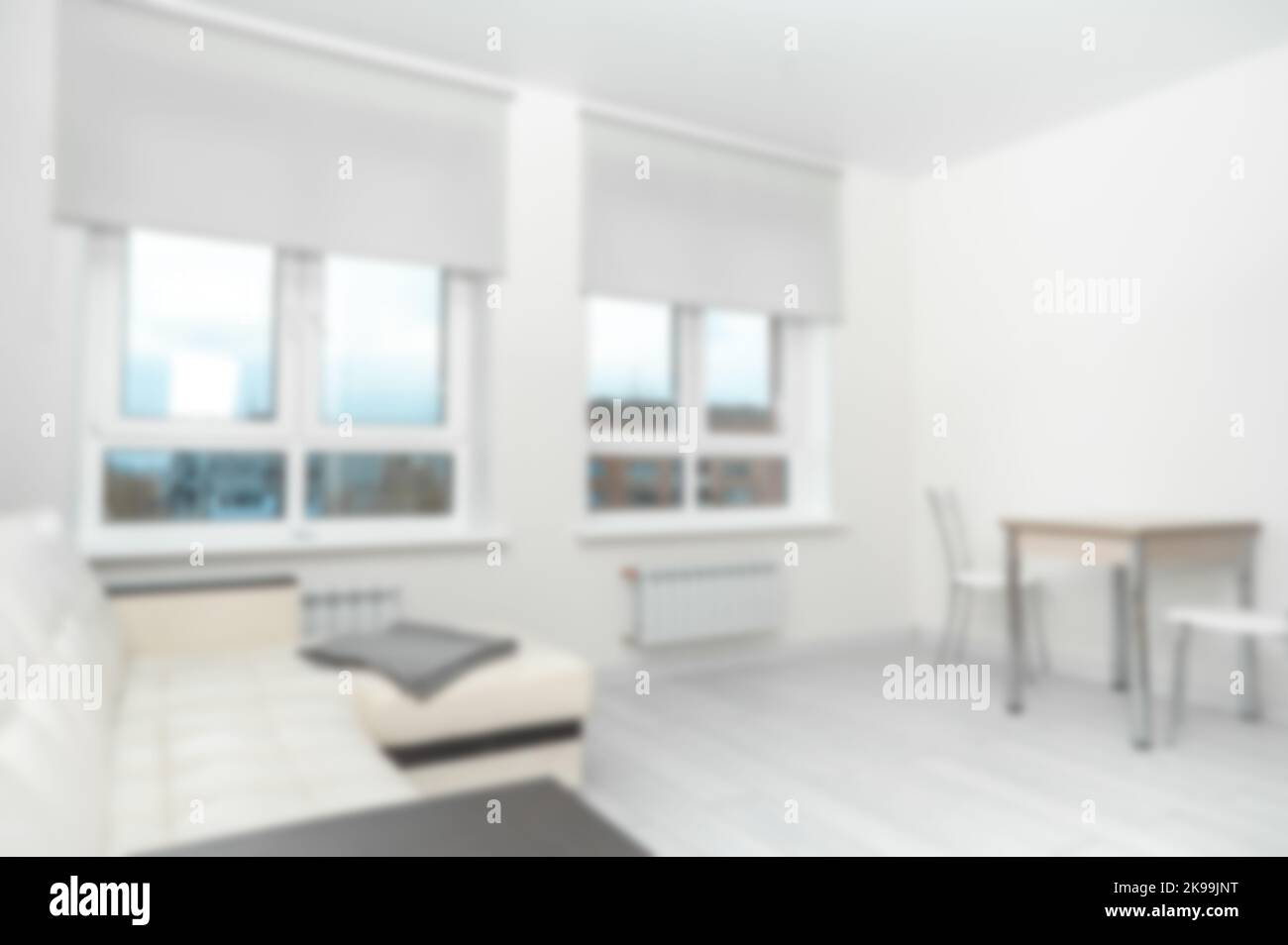 Blur kleines Wohnzimmer mit Sofa und Holzboden. Home-Stil für Haus Produkte Montage Werbung Hintergrund. Abstrakt verwischen Wohnbereich Interi Stockfoto