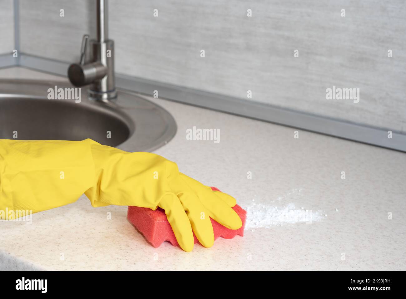 Reinigung. Frau Handschuhe Hände Reinigung Küche. Reinigung des Wohntisches, Desinfektion des Küchentischs, Oberfläche mit rotem Schwamm. Deep Cleaning Service. Copy Spa Stockfoto