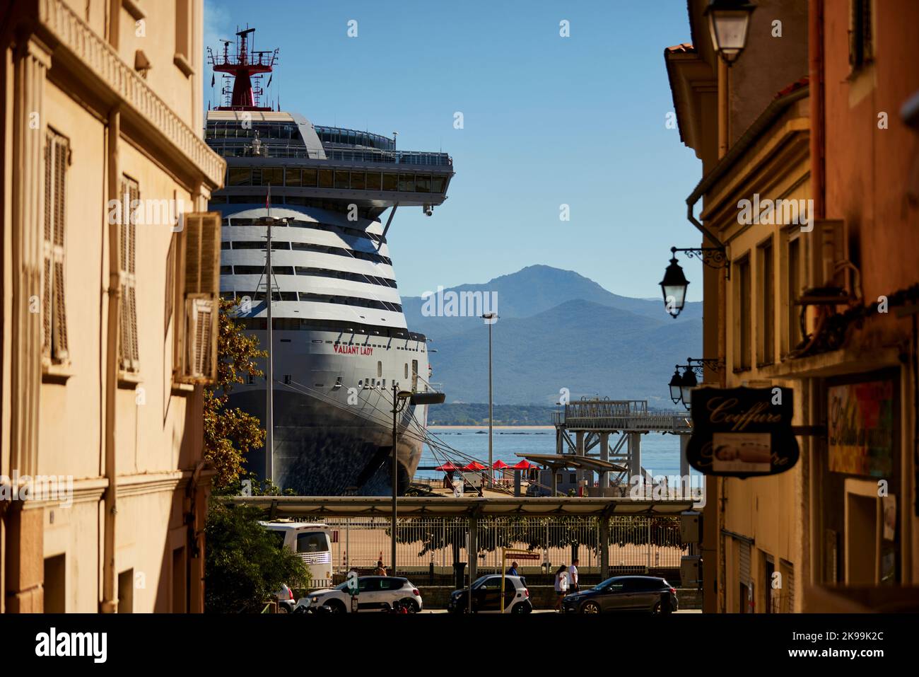 Hafenstadt Ajacio Hauptstadt von Korsika, französische Insel im Mittelmeer. Valiant Lady, ein von Virgin Voyages betriebenes Kreuzschiff Stockfoto