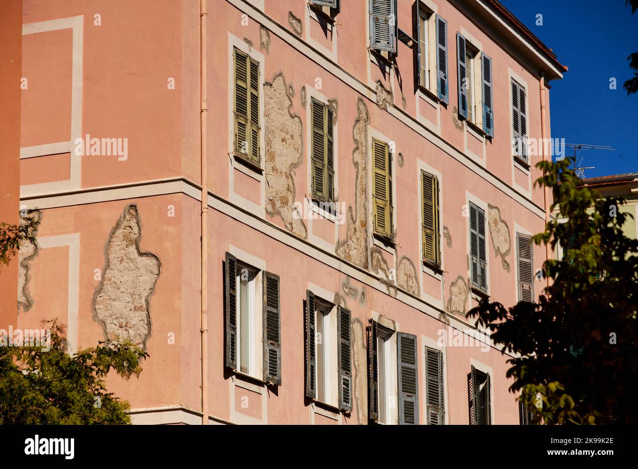Hafenstadt Ajacio Hauptstadt von Korsika, französische Insel im Mittelmeer. Typische Wohnung mit Fensterläden und Schäden Putz Stockfoto
