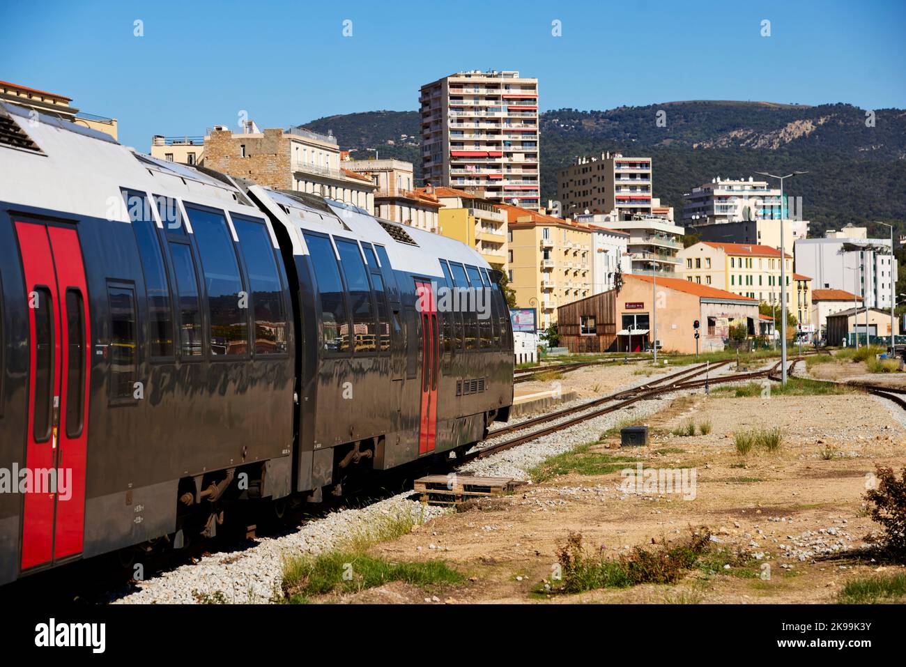 Hafenstadt Ajacio Hauptstadt von Korsika, französische Insel im Mittelmeer. Ajacio Bahnhof AMG 805 Zug Stockfoto