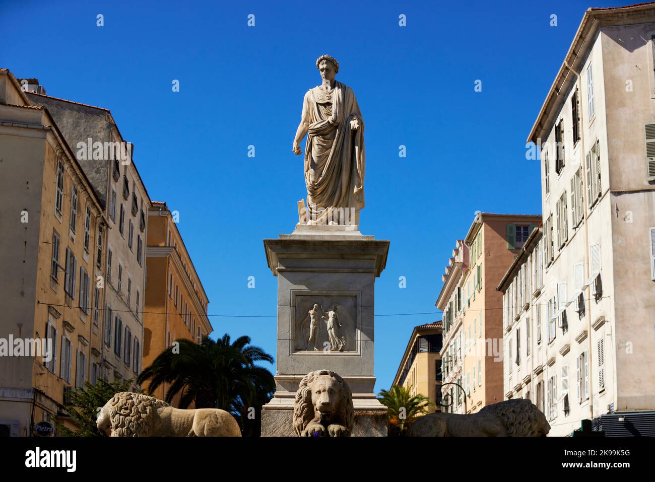 Hafenstadt Ajacio Hauptstadt von Korsika, französische Insel im Mittelmeer. Statua di Napoleone am Foch-Platz Stockfoto