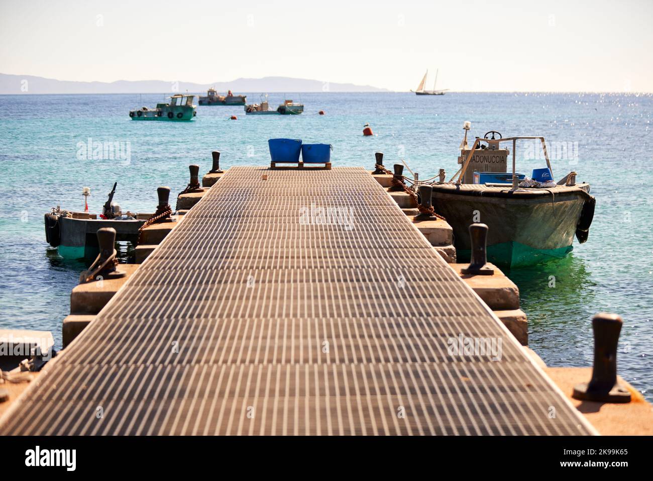 Hafenstadt Ajaccio Hauptstadt von Korsika, französische Insel im Mittelmeer. Kleiner Steg im Gebiet der Tour de la Parata Stockfoto
