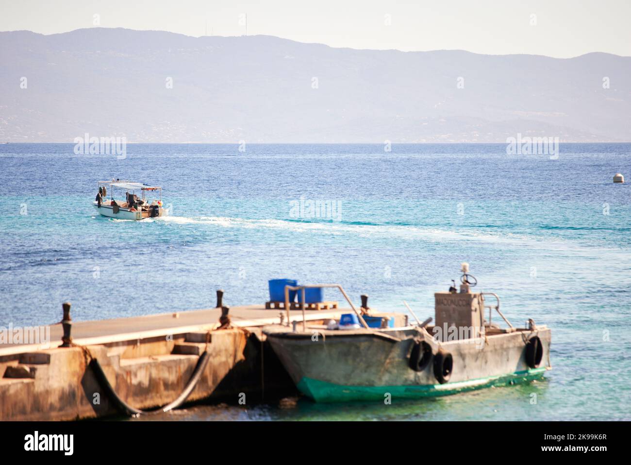 Hafenstadt Ajaccio Hauptstadt von Korsika, französische Insel im Mittelmeer. Kleiner Steg im Gebiet der Tour de la Parata Stockfoto
